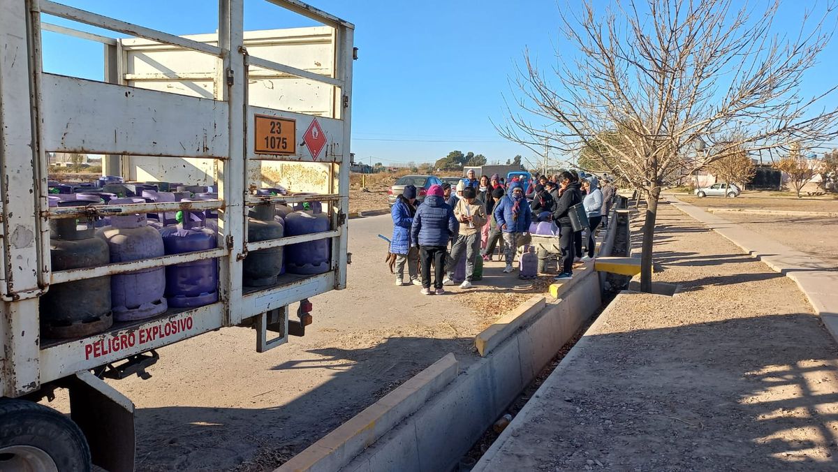 Decenas de vecinos de Ugarteche aguantan temperaturas bajo cero para conseguir una garrafa a $500.