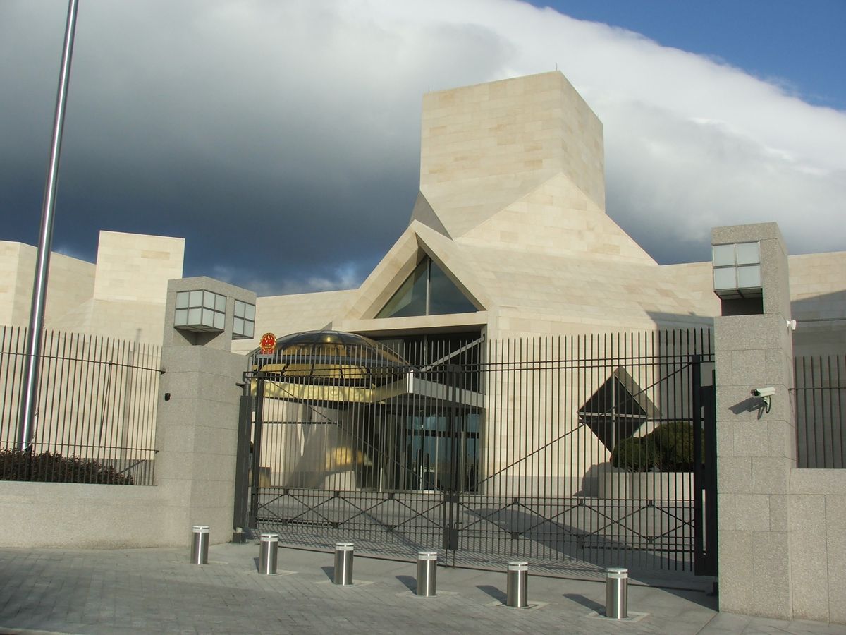 Entrada a la embajada de la Rep&uacute;blica Popular China en Washington, Estados Unidos. Cr&eacute;dito: Wikipedia.