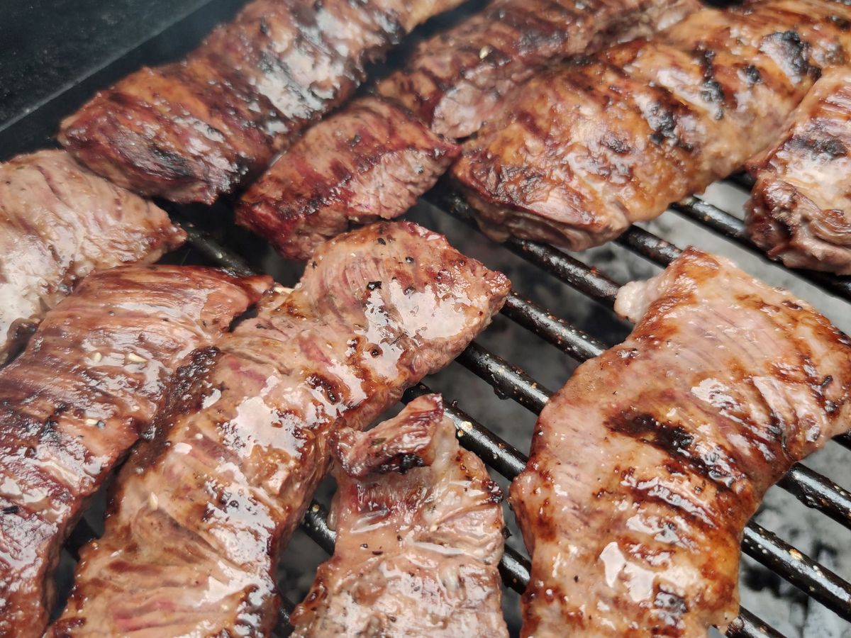 La carne del asado se puede salar antes, durante o después de llegar a la parrilla.