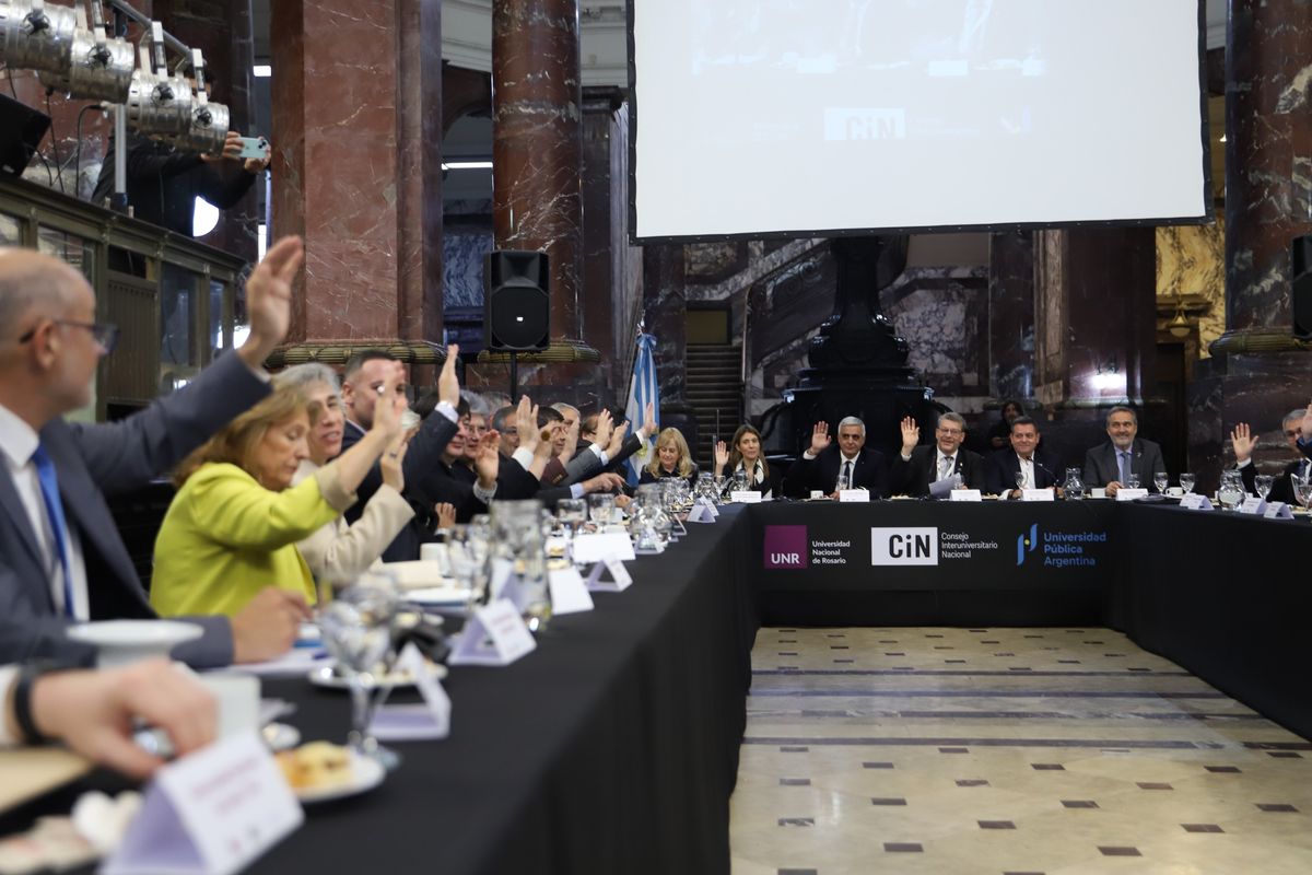 A la izquierda, Esther Sanchez alza la mano durante una de las votaciones del plenario. A la izquierda, Esther Sanchez alza la mano durante una de las votaciones del plenario.