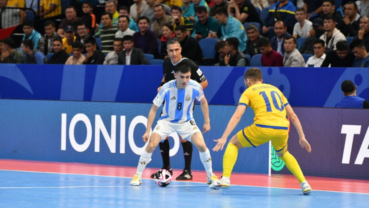 El ingresado gauna trata de superar la marca de un kazajo. La selección que dirige Matías Lucuix busca la final del Mundial FIFA de Futsal. El ingresado gauna trata de superar la marca de un kazajo. La selección que dirige Matías Lucuix busca la final del Mundial FIFA de Futsal.