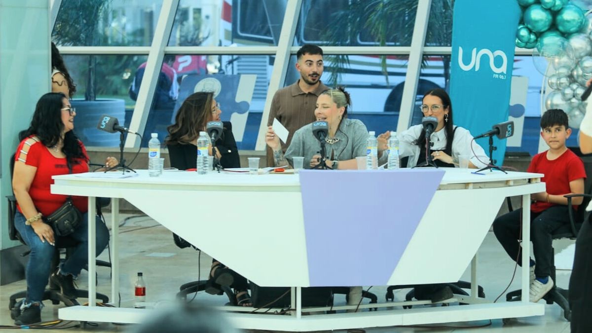 En el centro de la foto, los conductores Mili Encina, Lucas Castro, Cami Coccia y Fabri G&oacute;mez animaron la celebraci&oacute;n de la radio FM UNA.