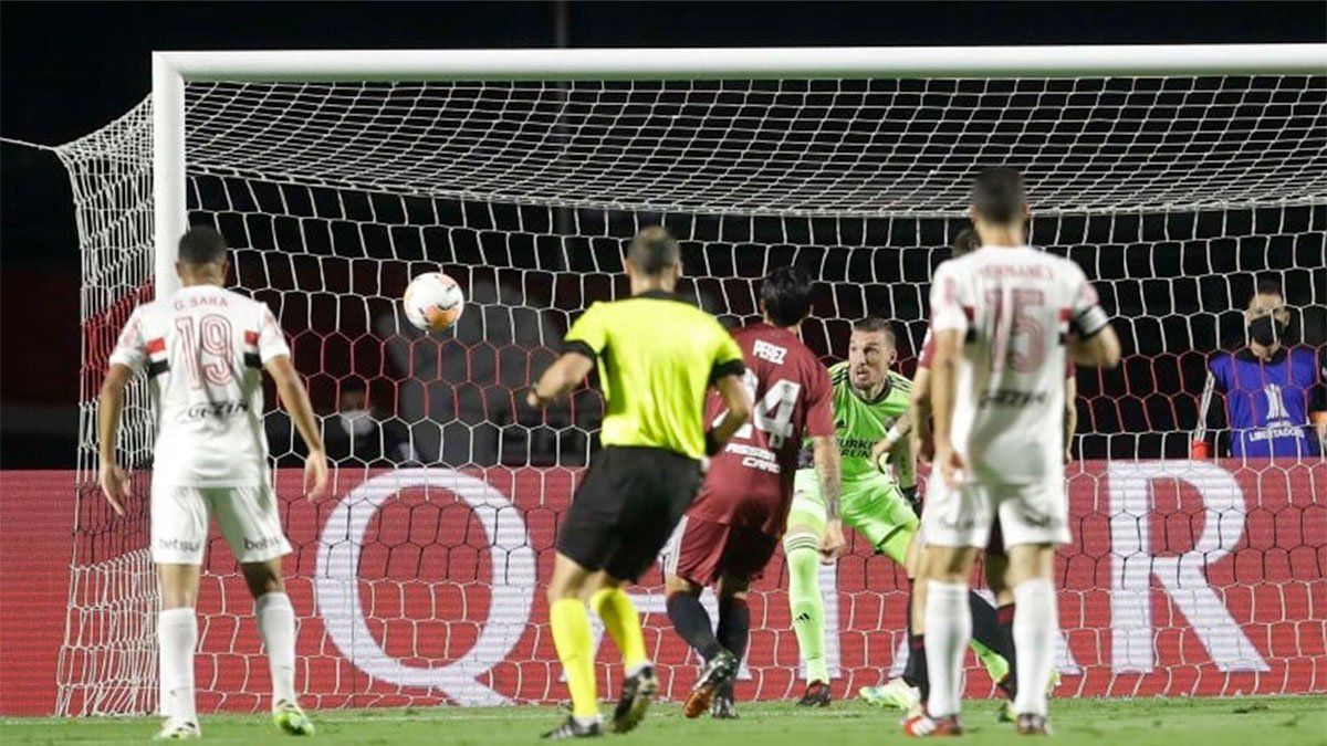 Enzo Pérez marcó en su propio arco el 1 a 0 del San Pablo.
