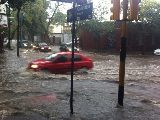 Las lluvias provocaron creciente en calles del Gran Mendoza y de otros departamentos