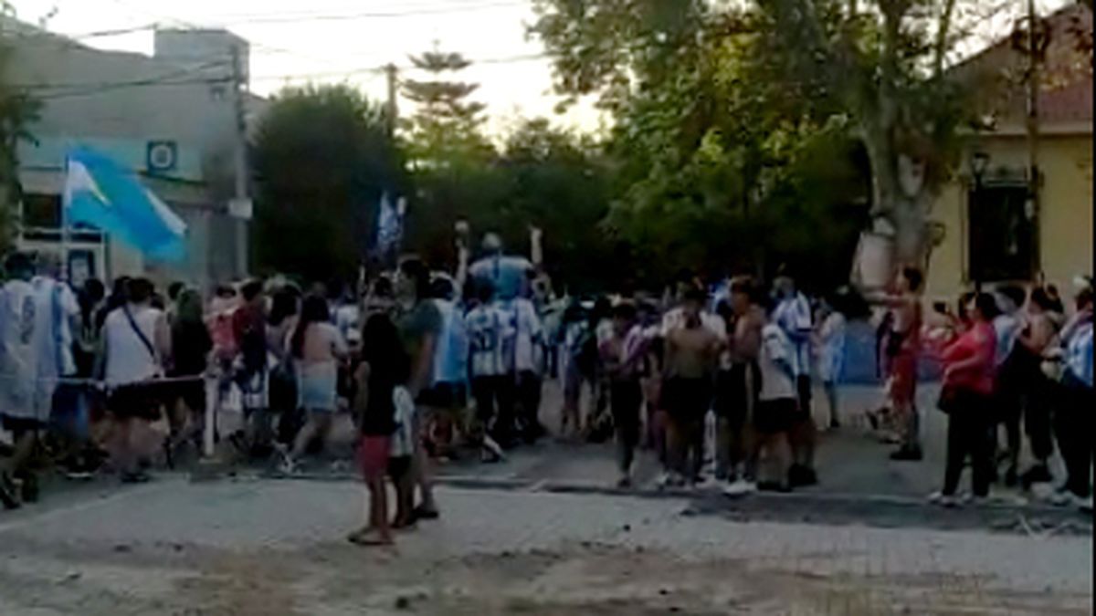 San Messi, en procesión alrededor de la Plaza de Maipú y próximo a pasar por la Iglesia Nuestra Señora de La Merced.