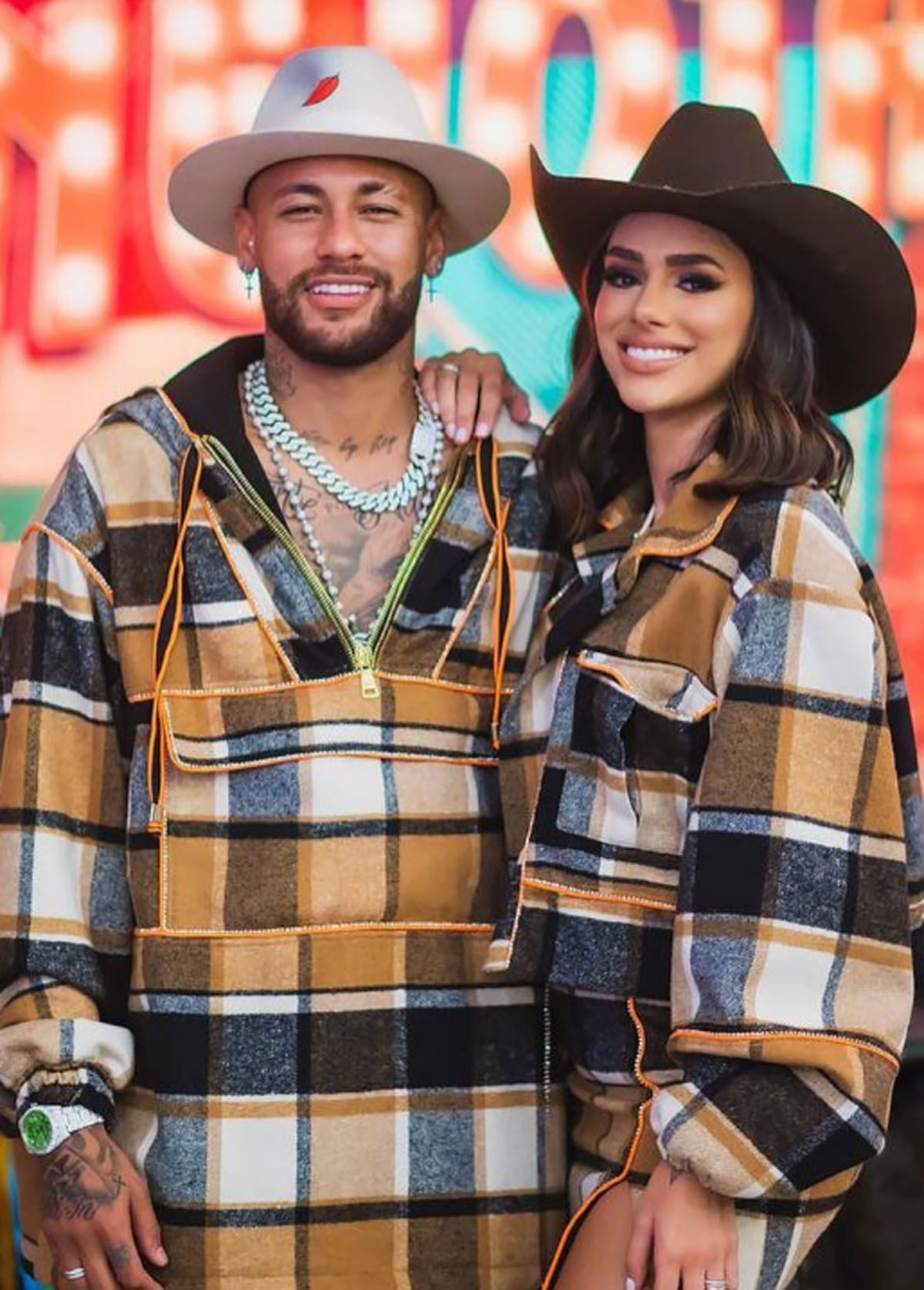 Neymar, con su novia, disfruta de sus vacaciones en Brasil