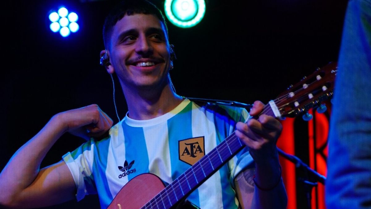 En el show del 25 de mayo en Madrid, Gauchito Gil salió a tocar con vestimenta alusiva a Argentina. Foto: Pilar Panzarasa En el show del 25 de mayo en Madrid, Gauchito Gil salió a tocar con vestimenta alusiva a Argentina. Foto: Pilar Panzarasa