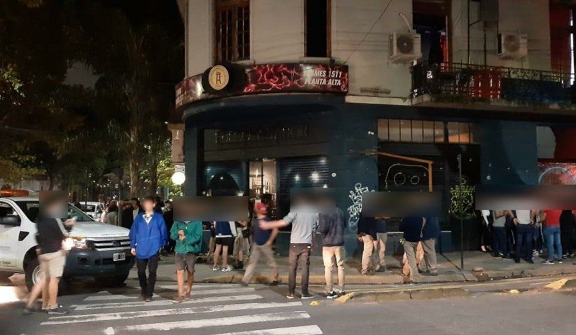 Muchs personas participaron de una fiesta clandestina en el SUM de un hotel portño, donde se consumían bebidas alcohólicas, drogas y no se respetaban las medidas sanitarias.&nbsp;