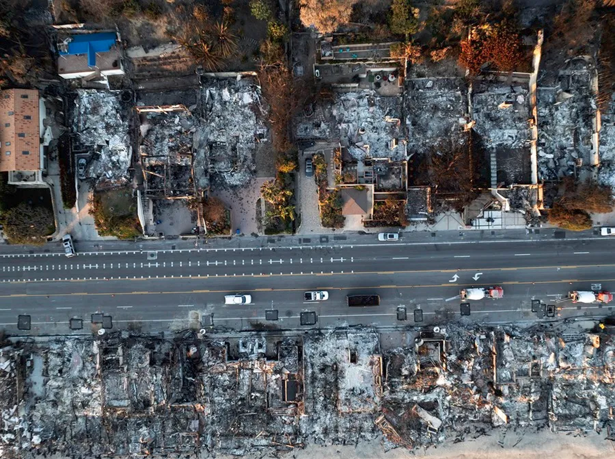 Vista aérea de un barrio destruido por el incendio de Palisades en Malibú, California. Crédito: EFE/ Ted Soqui. Vista aérea de un barrio destruido por el incendio de Palisades en Malibú, California. Crédito: EFE/ Ted Soqui.