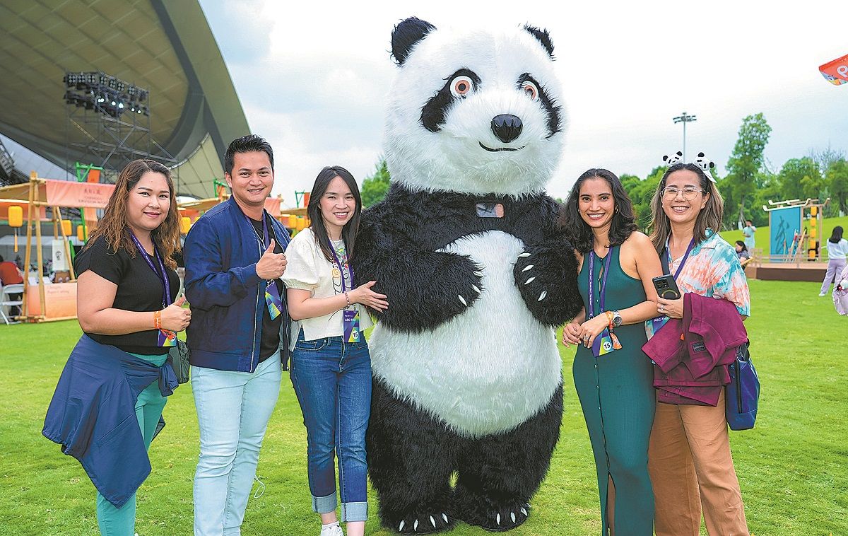 Los turistas extranjeros visitan la provincia de Sichuan para observar pandas gigantes. Esta especie es un importante atractivo en la región