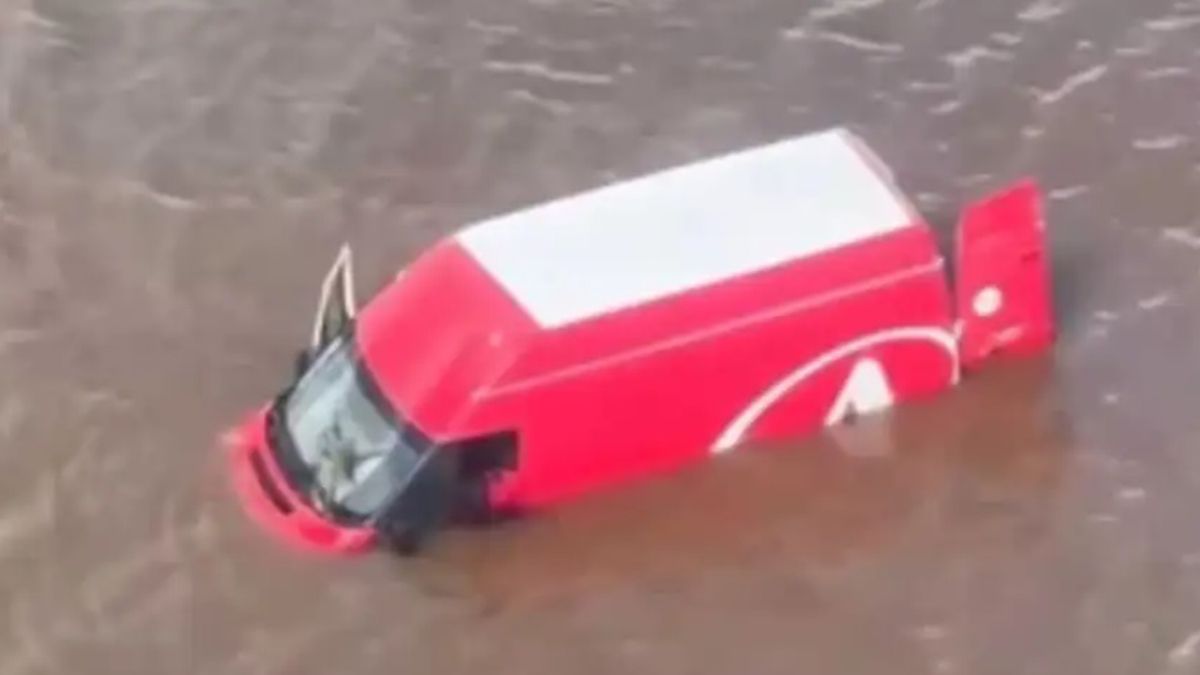 La camioneta de la empresa de correos cuyo conductor intentó poner a salvo a las hermanitas Hecker durante el temporal La camioneta de la empresa de correos cuyo conductor intentó poner a salvo a las hermanitas Hecker durante el temporal