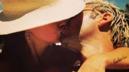La China Suárez y Bemjamín Vicuña a los besos y acaramelados en la playa de Miami