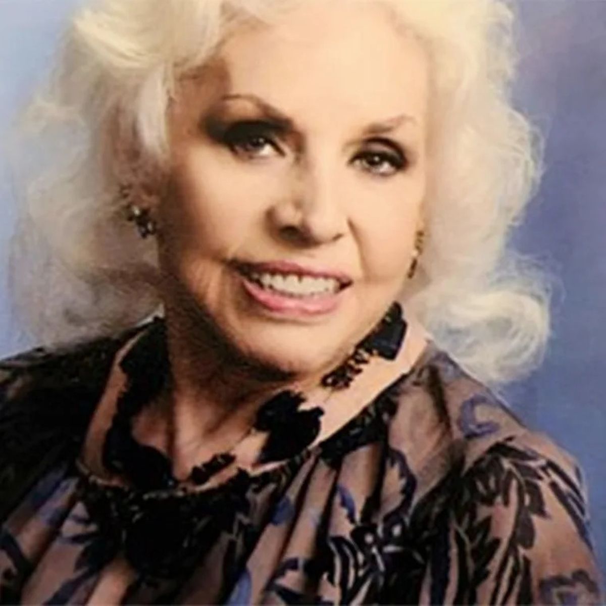 La mujer que vive en Estados Unidos ama bailar, compartir con amigos y trabajar. La mujer que vive en Estados Unidos ama bailar, compartir con amigos y trabajar.