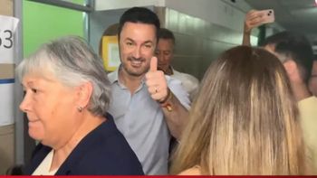 Luis Petri cumplió el rito de llevar las facturas para el presidente de mesa y los fiscales Luis Petri cumplió el rito de llevar las facturas para el presidente de mesa y los fiscales