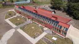 en solo 45 dias, argentina logro la construccion de una escuela con 25 toneladas de residuos, paneles solares y un sistema para recolectar agua de lluvia