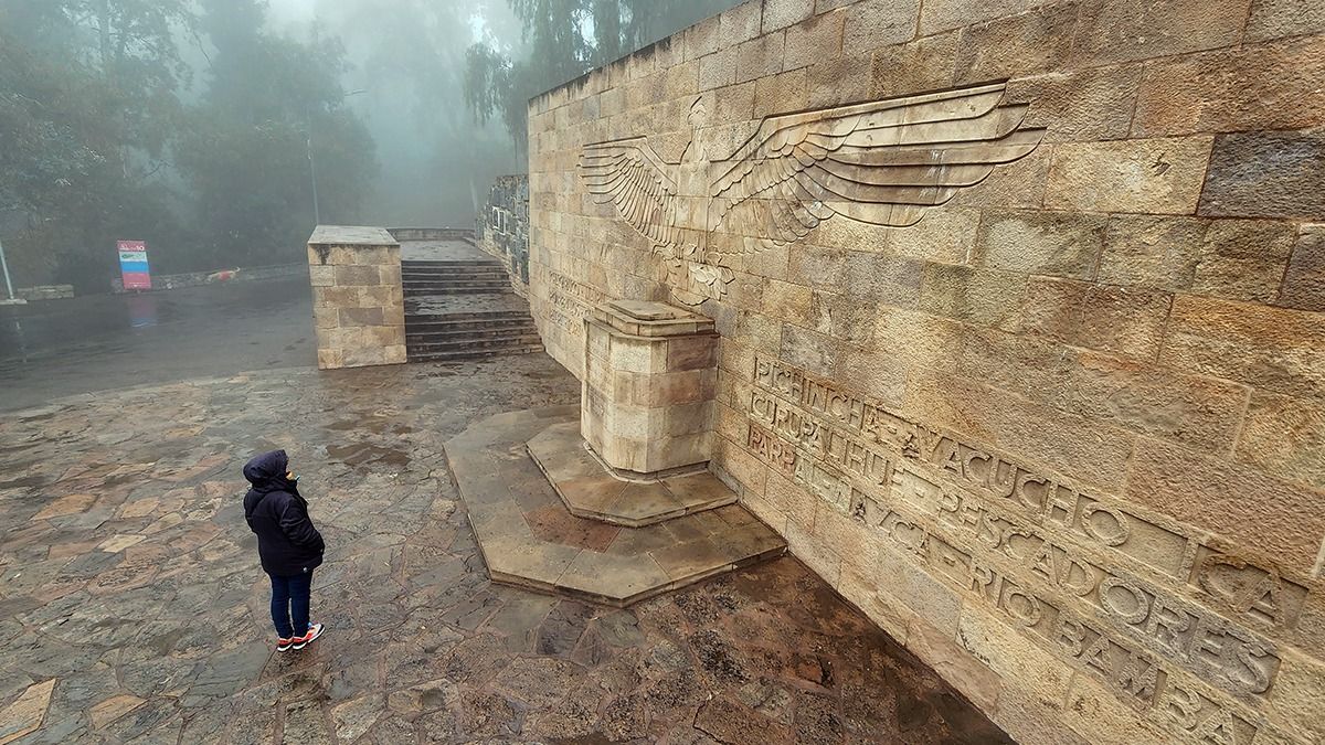El mural que se encuentra el descanso de la subida al Cerro de la Gloria, es también obra de este artista