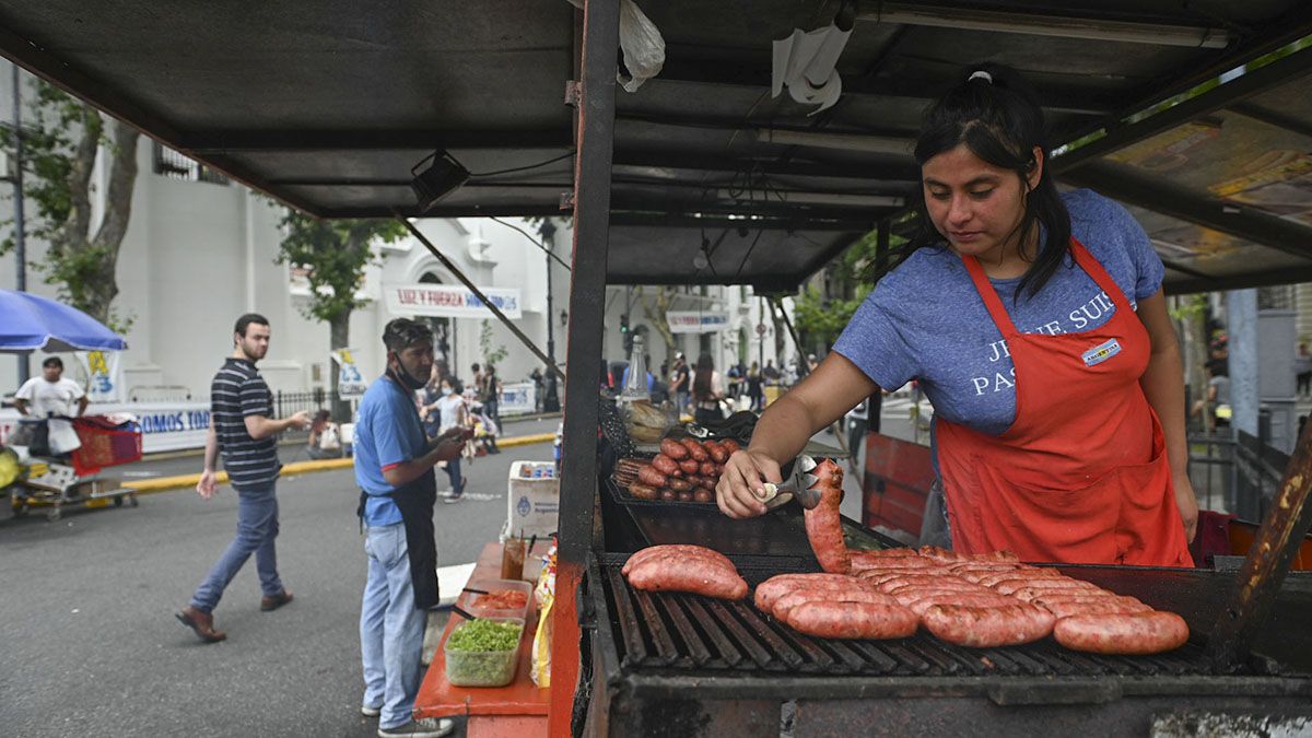 El infaltable puesto de venta de choripanes.