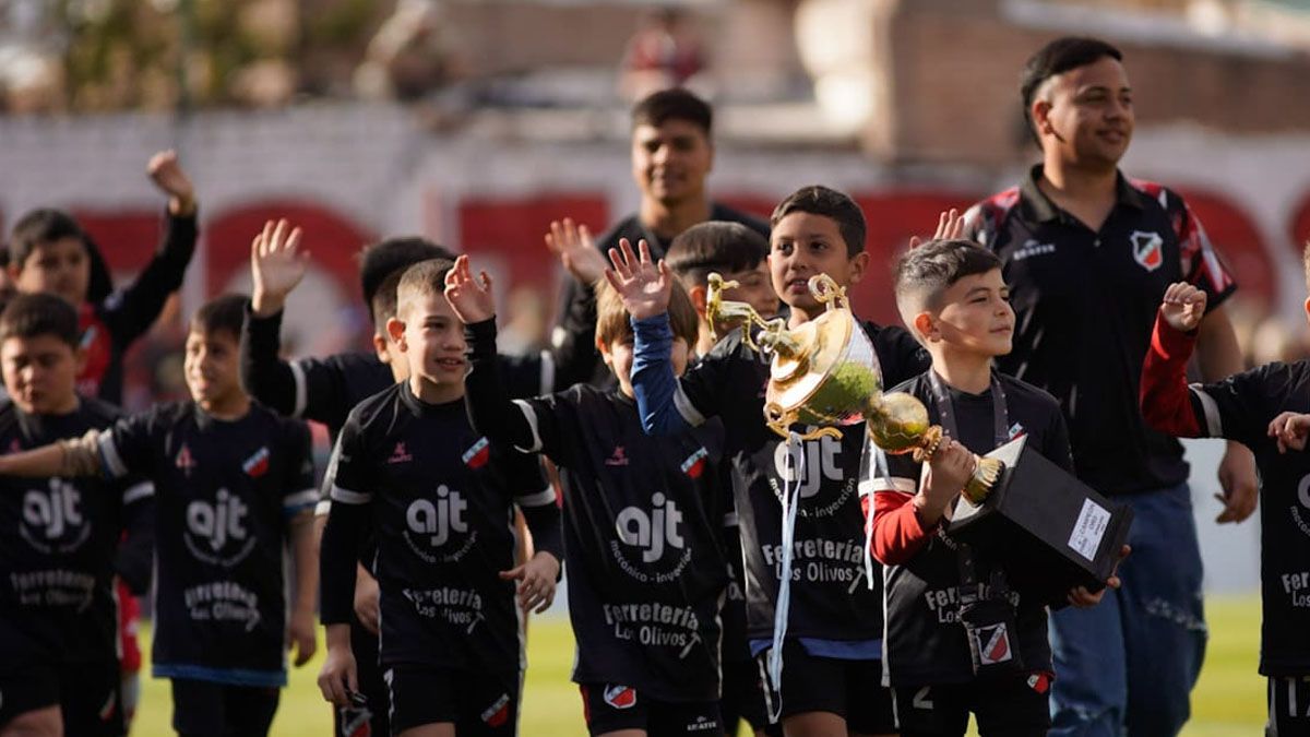 Maipú se ilusiona con el presente del equipo y el futuro del club Maipú se ilusiona con el presente del equipo y el futuro del club