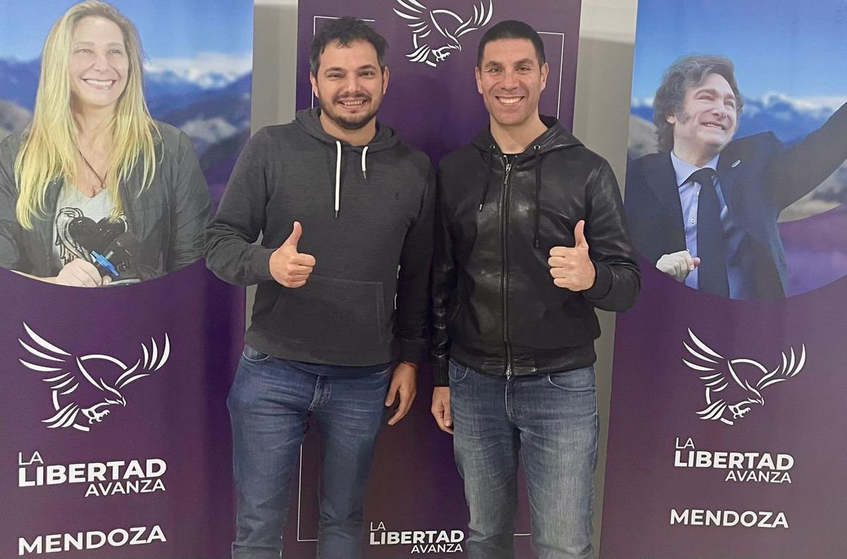 Facundo Correa Llano con su compañero de bancada Álvaro Martínez y una gran foto de los hermanos Milei de fondo. Facundo Correa Llano con su compañero de bancada Álvaro Martínez y una gran foto de los hermanos Milei de fondo.