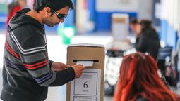 En las seis comunas en que se desdoblaron las elecciones, la campaña electoral invadirá desde la Navidad hasta gran parte de las vacaciones de enero y febrero. En las seis comunas en que se desdoblaron las elecciones, la campaña electoral invadirá desde la Navidad hasta gran parte de las vacaciones de enero y febrero.