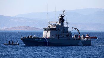 Grecia: rescataron a 59 migrantes en una balsa en el mar