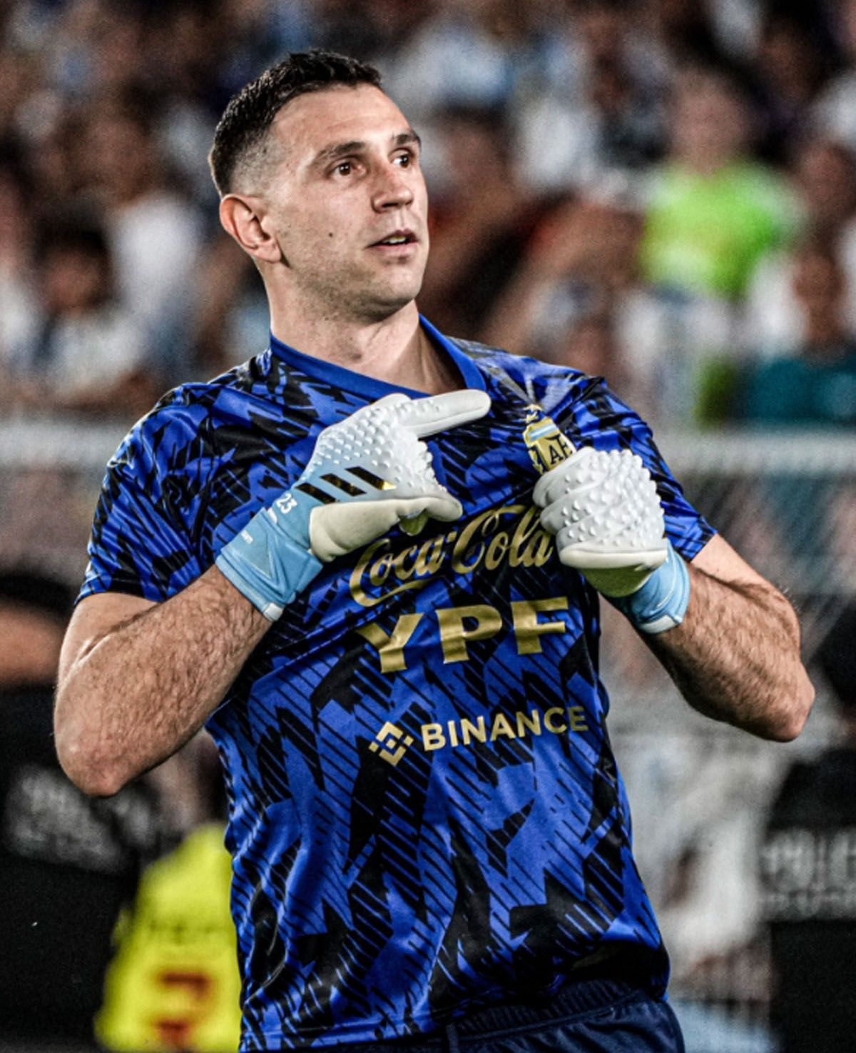 Dibu Martínez fue ovacionado por los hinchas de Boca, River y de todos los clubes 