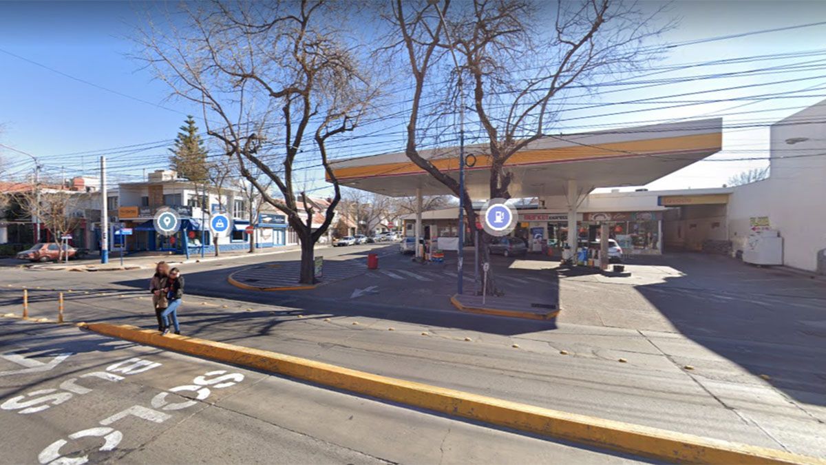 Market Express funciona en una estación de servicio ubicada en Avenida San Martín y calle Pasteur, a dos cuadras del Hospital Español, en Godoy Cruz.