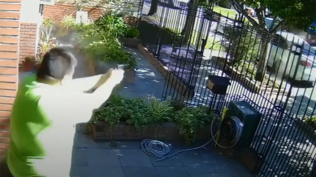 El bombero sacó a los tiros a los tres malhechores.