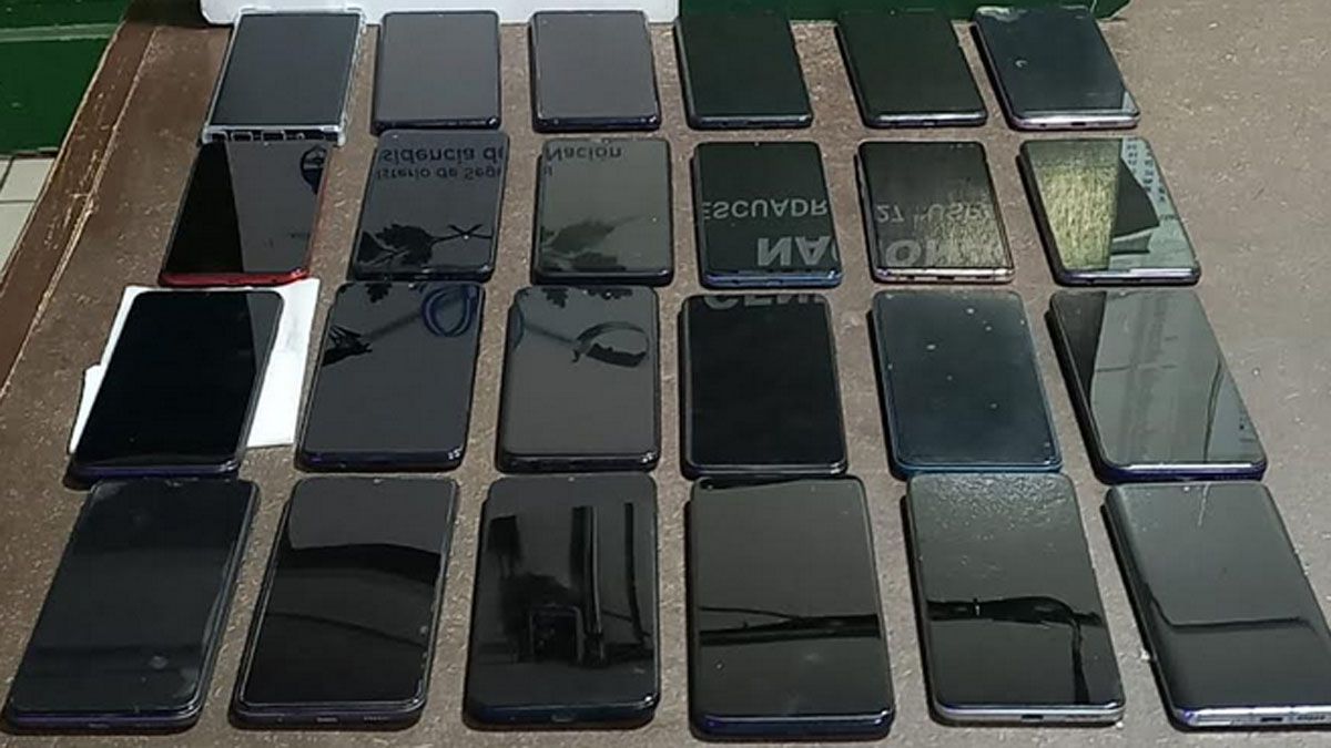 Los 25 celulares estaban ocultos en diferentes partes del auto que fue requisado por Gendarmería Nacional en Uspallata.