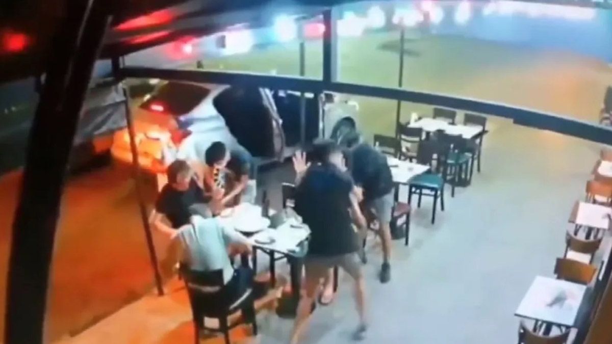 Los delincuentes actuaron rápidamente al atacar a tres hombres que cenaban en una pizzería de Ramos Mejía, y en pocos seguudos les robaron sus pertenencias