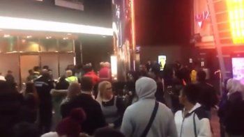 Pánico en una sala de cines por una feroz pelea a machetazos entre pandillas