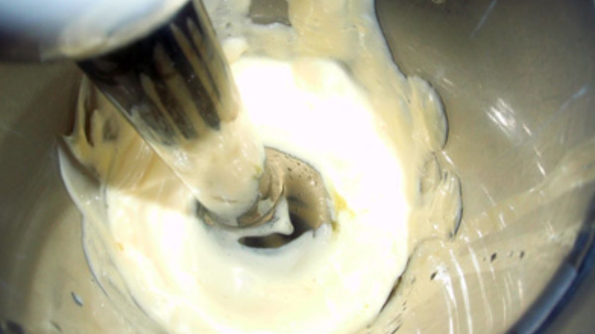 Es fundamental usar un recipiente alto y angosto para preparar la mayonesa casera.