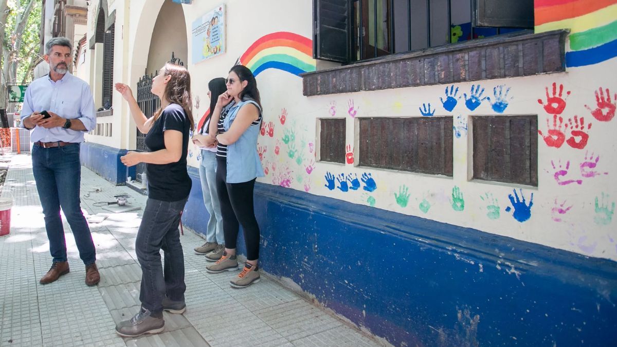 El intendente Ulpiano Suarez en uno de los últimos arreglos de veredas en el Jardín de Infantes Nucleado N° 0-159 que cerró la DGE.
