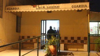 Le dispararon a dos policías en el Hospital Lencinas
