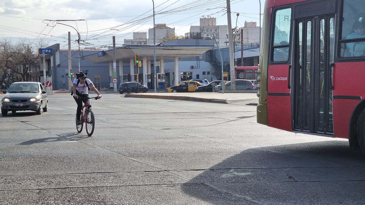 En caso de que el ciclista circule por la calle y se acerque un auto por la derecha, la prioridad la tendrá el vehículo.