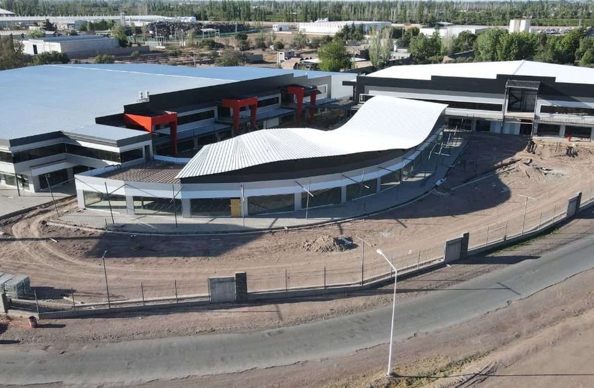 El espacio, de 15.000 m2 cubiertos en Maipú, es el primer centro comercial de Mendoza dedicado íntegramente a la construcción. Está orientado a los usuarios, empresas, desarrolladores, profesionales e instituciones.