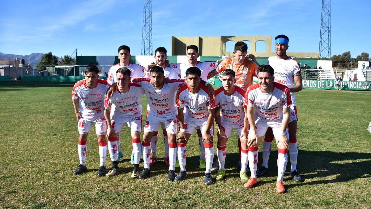 El plantel de Huracán Las Heras se presentó en el Coliseo de San Luis.