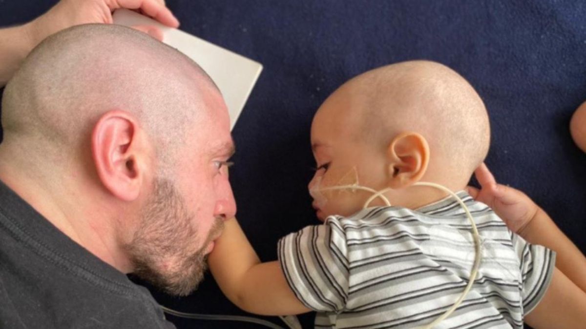 Beni y su papá. Benicio Ragusa Palma necesita continuar su tratamiento en Barcelona, España, y hay una campaña solidaria para recaudar el dinero que les falta en su cuenta de instagram @todos.por.beni