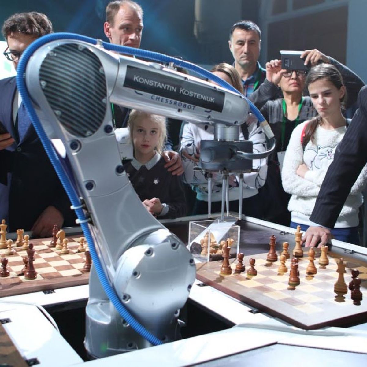 Mal perdedor. Jugaba ajedrez con un robot, la máquina se reveló y le quebró un dedo.