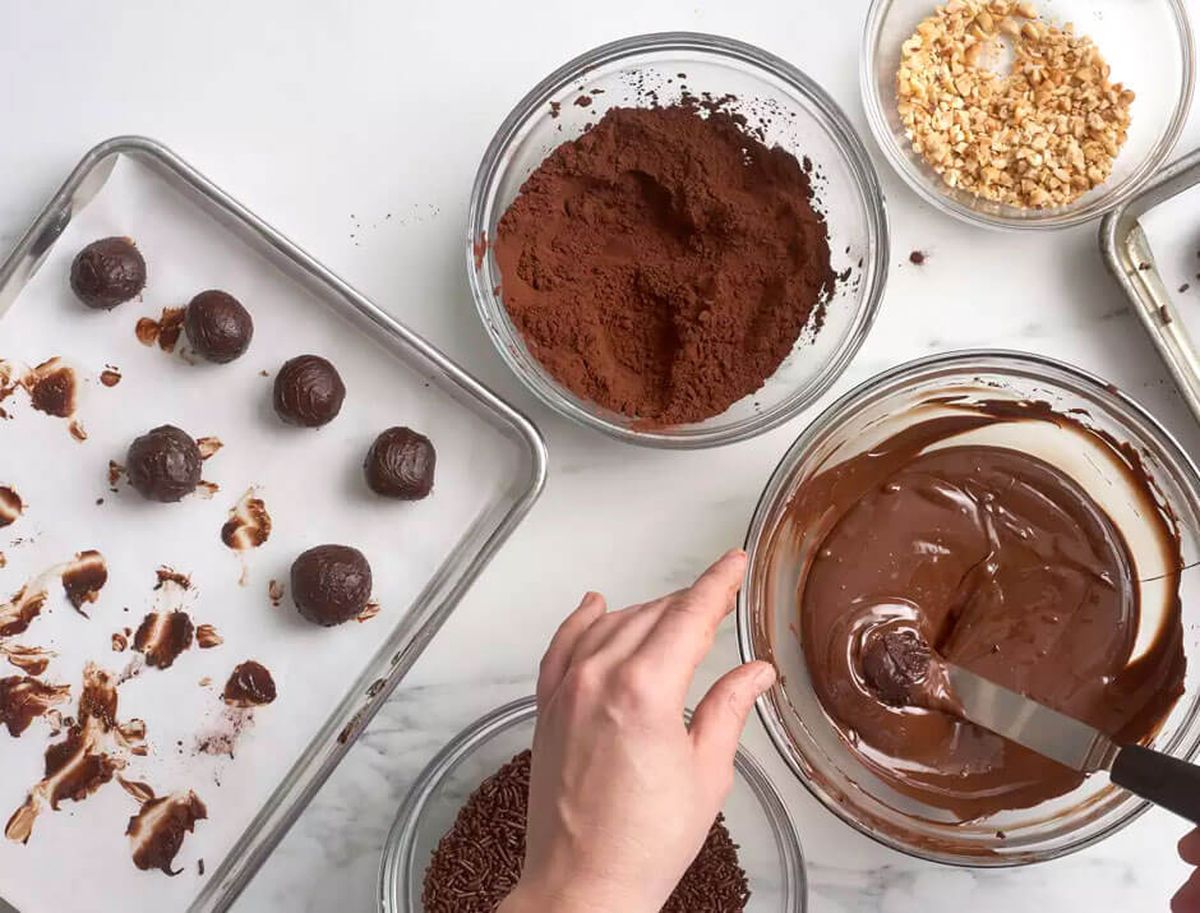Preparación de trufas de chocolate super cremosas. Preparación de trufas de chocolate super cremosas.