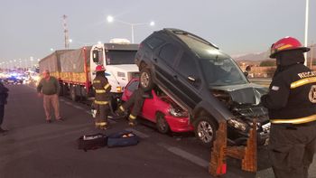 Una camioneta frenó de golpe en Acceso Sur y provocó un choque en cadena de dos autos y un camión