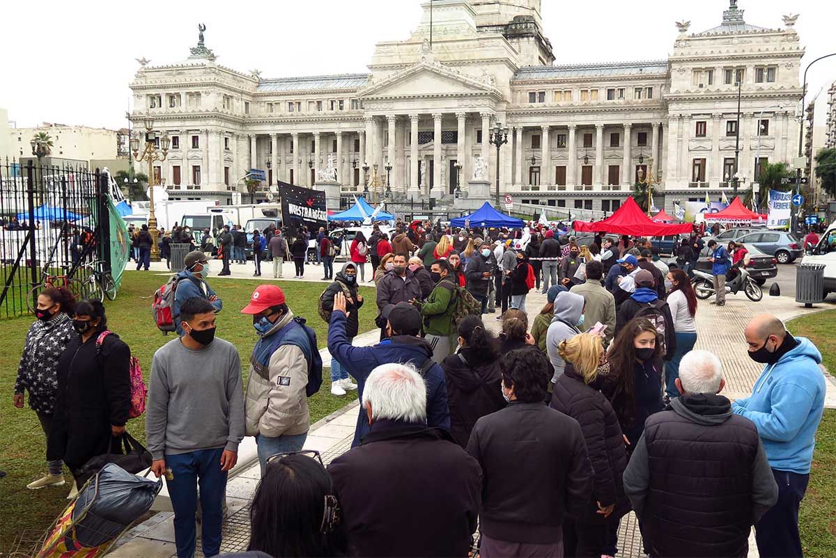 Pequeños productores vendían pescado a $ 100 el kilo este mediodía en la Plaza del Congreso, en el marco de una protesta que UTEP bautizó como "pescadazo". Largas filas para comprar. Foto: NA.