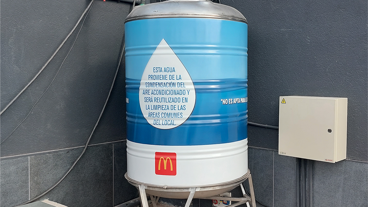Tanque de recolección de agua de aires acondicionados para reutilización.