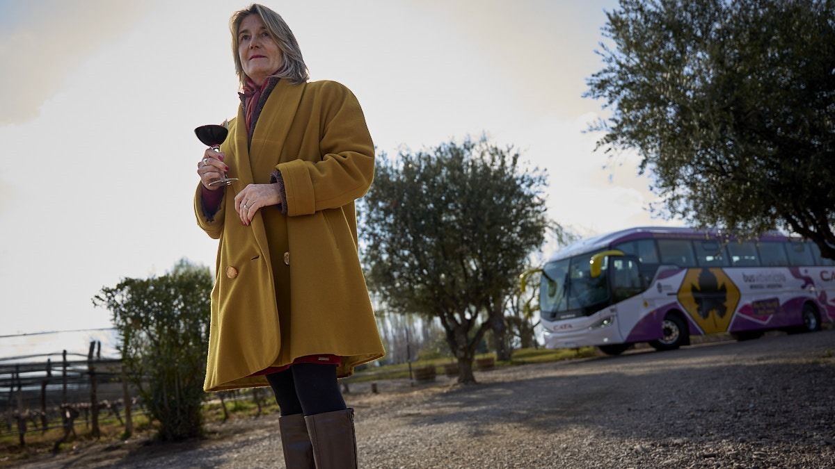 Hace 11 años que Claudia Yanzon creó el Bus Vitivinícola para ofrecer una experiencia turística única donde el vino es el mayor atractivo. Hace 11 años que Claudia Yanzon creó el Bus Vitivinícola para ofrecer una experiencia turística única donde el vino es el mayor atractivo.