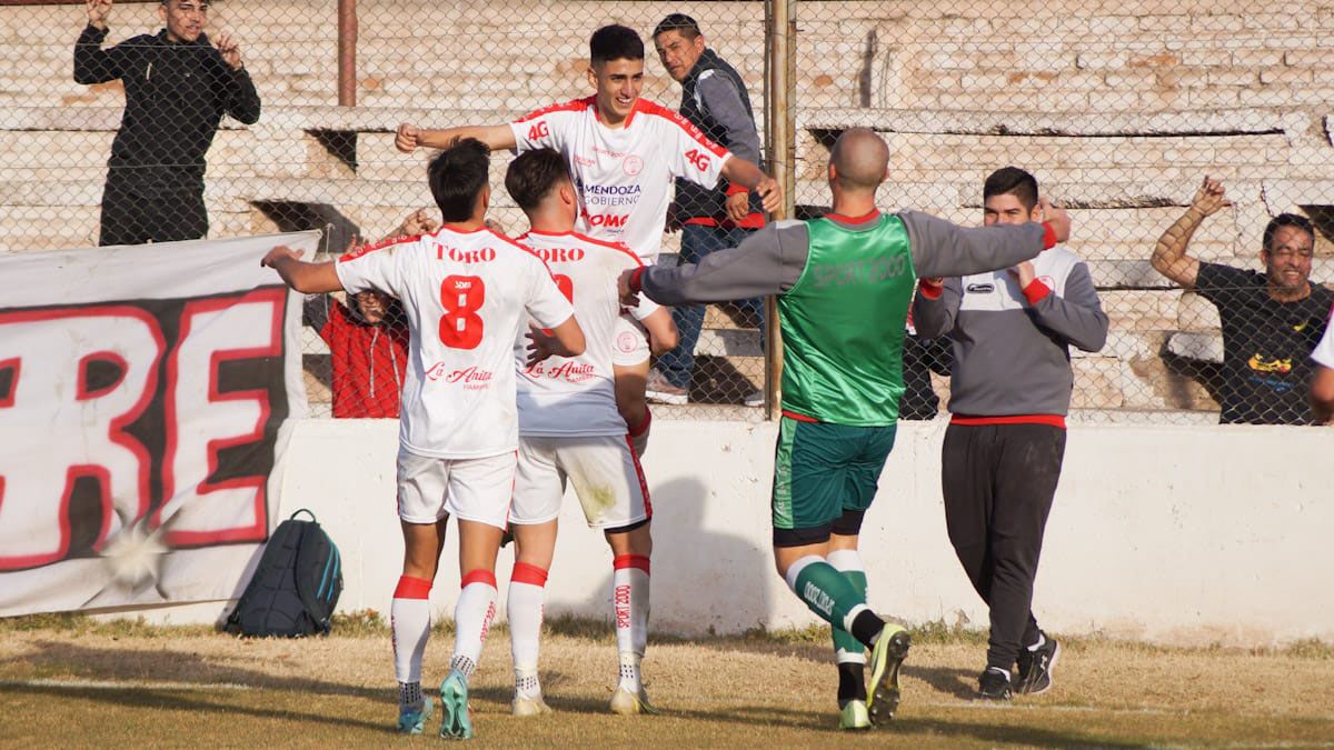 Bruno Barrionuevo y su emoción tras marcarle el gol al Atlético San Martín.