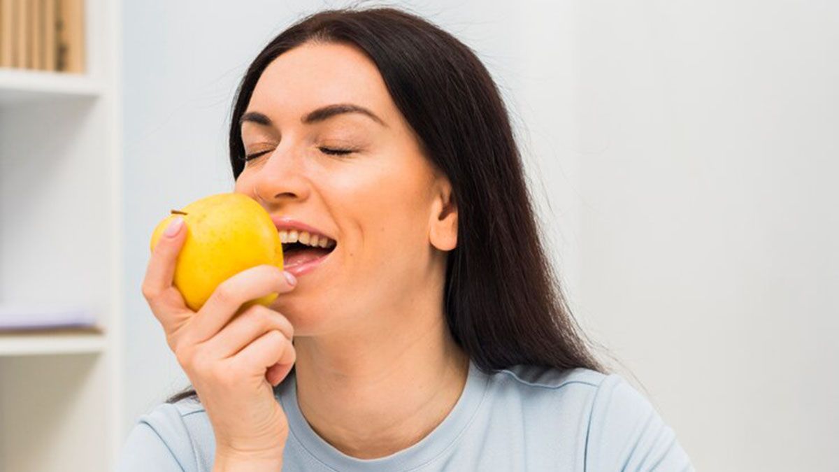 Comer manzanas es un buen remedio casro para mantener una dentadura blanca. Comer manzanas es un buen remedio casro para mantener una dentadura blanca.
