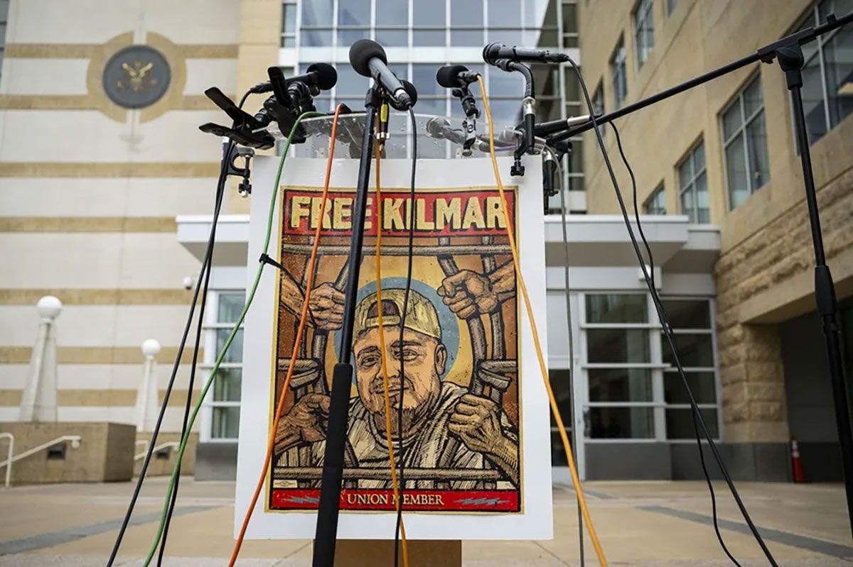 Un cartel de Liberad a Kilmar en un podio ubicado frente al Tribunal de Distrito de Estados Unidos