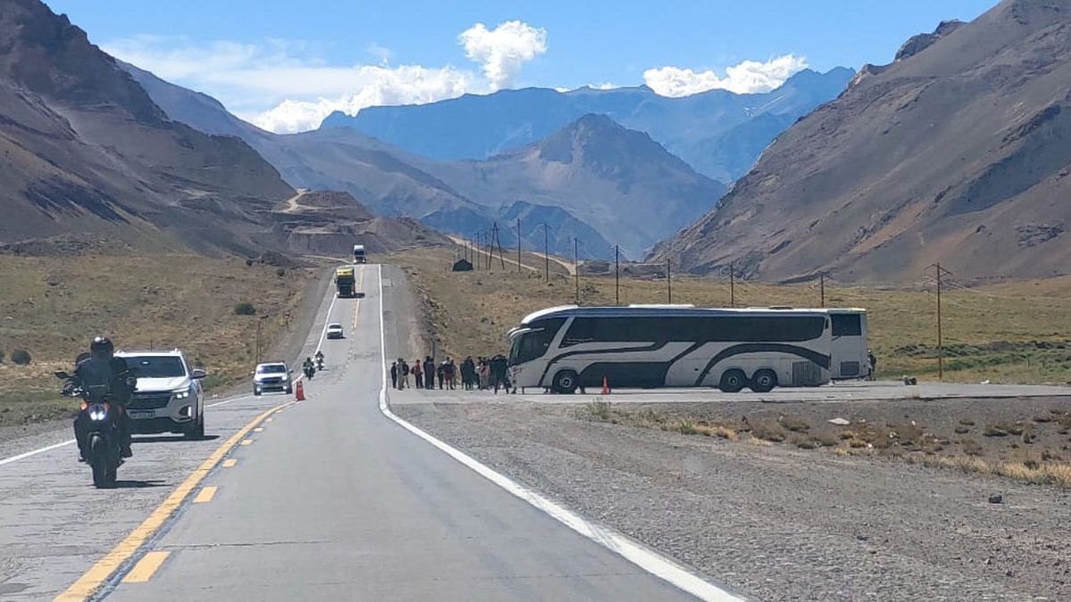 Los chilenos que llegan por el partido de Colo Colo contra Godoy Cruz pasan por un exhaustivo control en el Paso Cristo Redentor. Foto: Gendarmería Nacional.