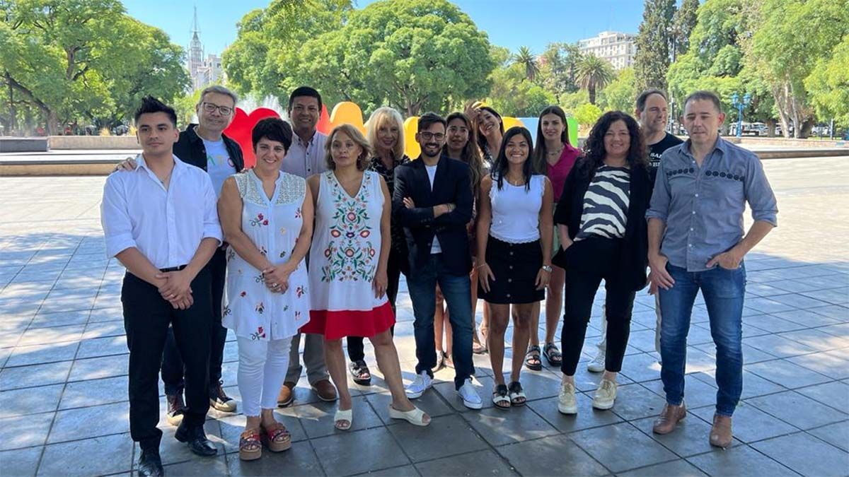 Los locutores de la Fiesta de la Vendimia 2023 junto a la ministra de Turismo y Cultura, Nora Vicario (de traje negro).