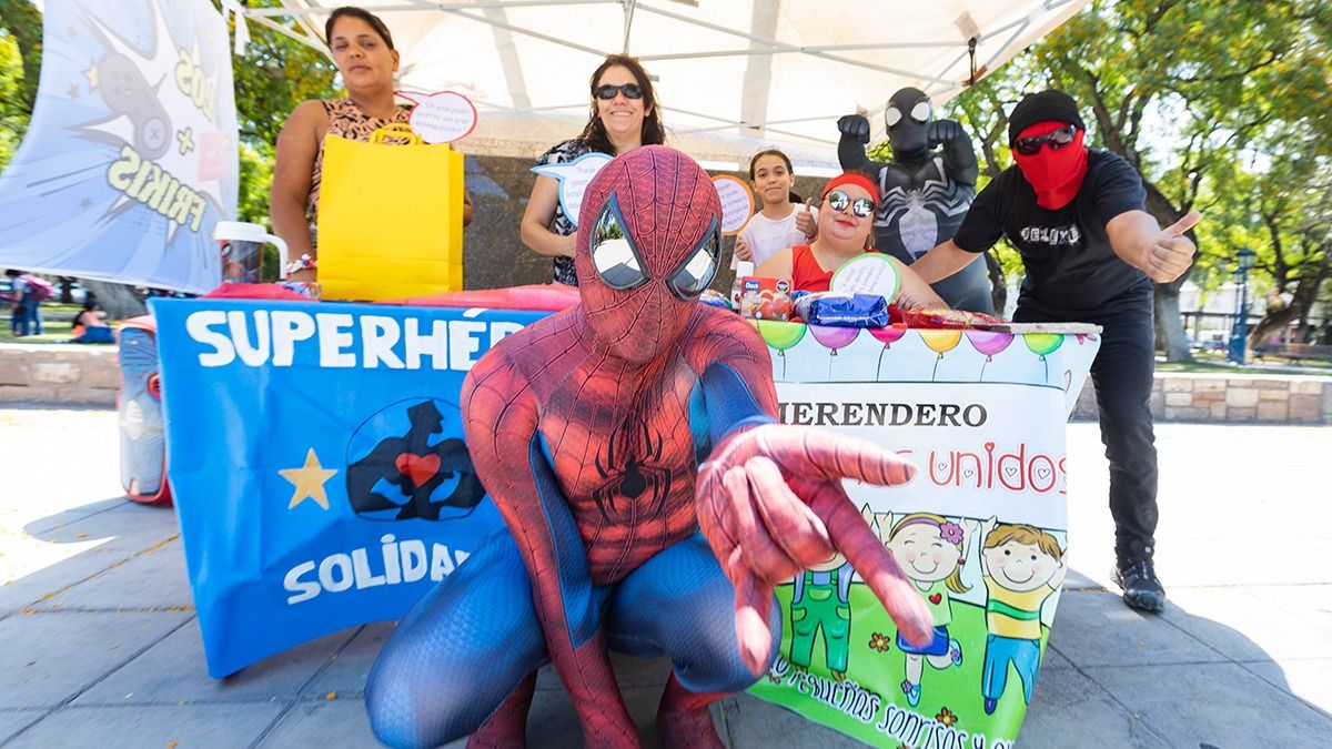 Muchas de las familias que asisten al merendero en La Favorita perdieron sus casas en el incendio de la Playa San Agustín. La gente asistió a la juntada de los Spiderman e hizo posible una gran recaudación de alimentos. Muchas de las familias que asisten al merendero en La Favorita perdieron sus casas en el incendio de la Playa San Agustín. La gente asistió a la juntada de los Spiderman e hizo posible una gran recaudación de alimentos.
